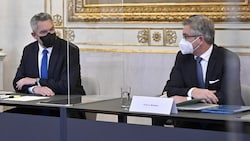Bundeskanzler Karl Nehammer (ÖVP) und Finanzminister Magnus Brunner (ÖVP) (Bild: APA/HANS PUNZ)