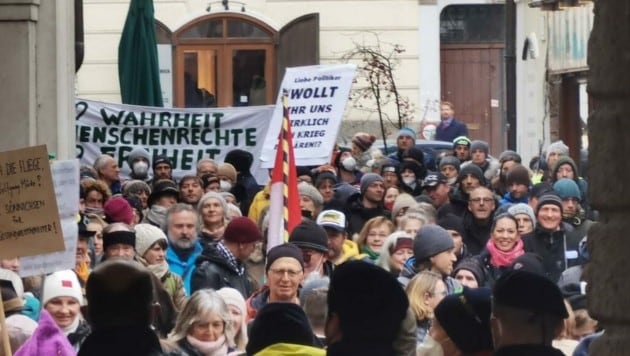 Die Demonstranten versammelten sich vor dem Chiemseehof (Bild: Markus Tschepp)