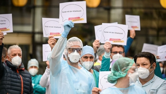 Rund 300 Spitalsbedienstete demonstrierten in Linz, aber auch vor allen anderen Ordensspitälern in Oberösterreich für mehr Personal und besserer Arbeitsbedingungen (Bild: Alexander Schwarzl)