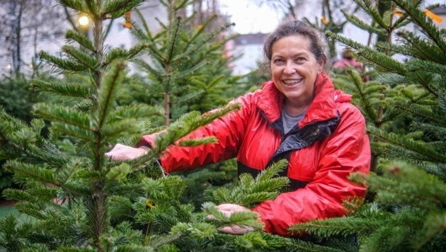 Sonja Thalinger (54) verkauft schon seit 25 Jahren Christbäume. Sie mag es, wenn Kunden glücklich sind. (Bild: Einöder Horst)