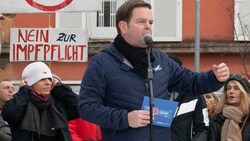 Schon am Sonntag wetterte Tirols FPÖ-Chef Markus Abwerzger bei einer Demonstration in Innsbruck gegen die Corona-Maßnahmen der Bundesregierung. (Bild: APA/ZEITUNGSFOTO.AT/DANIEL LIEBL)