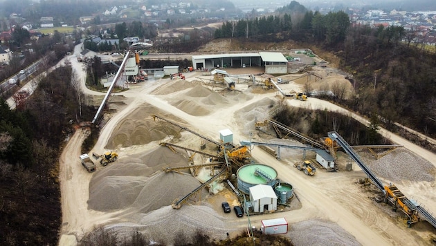 Noch wird in Sierning Schotter abgebaut, bald sollen auf dem riesigen Areal Baureste wiederverwertet werden. (Bild: Alexander Schwarzl)