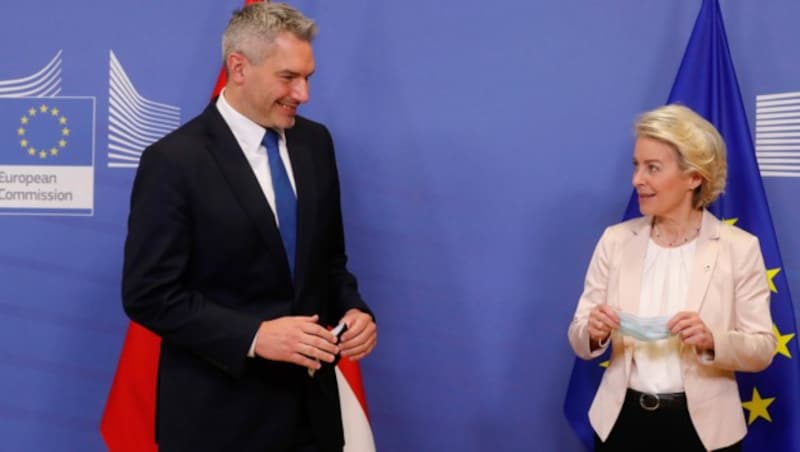 Premierenbesuch von Karl Nehammer als Bundeskanzler bei EU-Kommissionspräsidentin Ursula von der Leyen (Bild: AP)