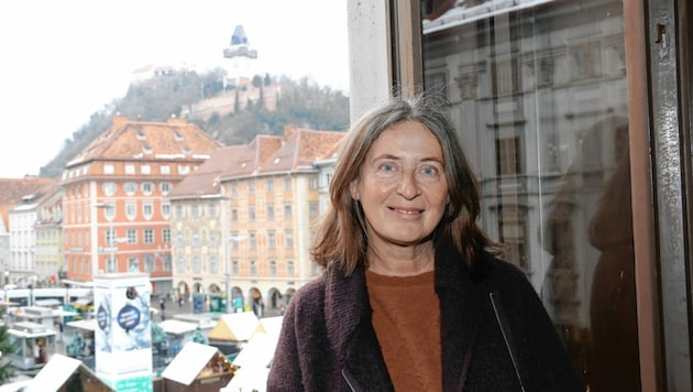 Elke Kahr in her office with a view of the clock tower. (Bild: Christian Jauschowetz)