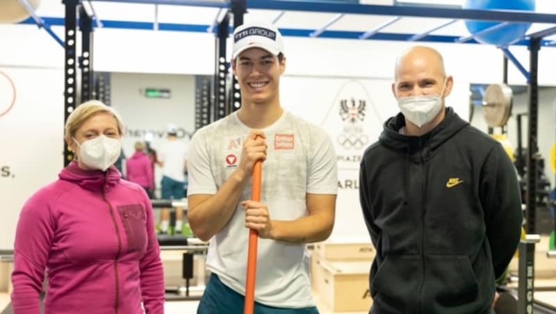 Mit der Unterstützung von Antje Peuckert (li.) und Michael Sohm (re.) arbeitet Lukas Feurstein hart an seinem Comeback. (Bild: Maurice Shourot)