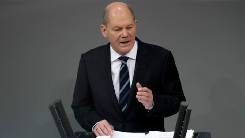 Olaf Scholz (SPD) hielt als neuer deutscher Bundeskanzler seine erste Regierungserklärung im deutschen Bundestag in Berlin. (Bild: AP)