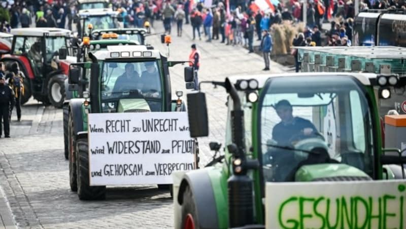 13 Traktoren führten den Demonstrationszug quer durch die Hauptstadt an (Bild: Alexander Schwarzl)