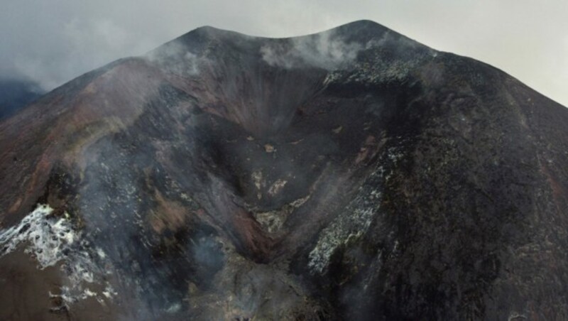 Am 19. September war der Feuerberg ausgebrochen und spuckte monatelang Lava und Asche. Nun scheint er sich beruhigen. (Bild: APA/AFP/JORGE GUERRERO)