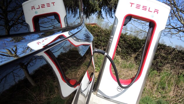 An Teslas Superchargern laden die Fahrzeuge der Marke, ohne dass sich der Fahrer extra anmelden muss. Dies geschieht automatisch über das Ladekabel. (Bild: Stephan Schätzl)