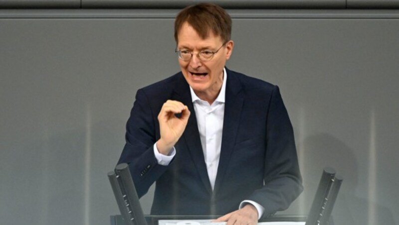 Der neue deutsche Gesundheitsminister Karl Lauterbach will mehr Impfstoff besorgen. (Bild: APA/AFP/John MACDOUGALL)