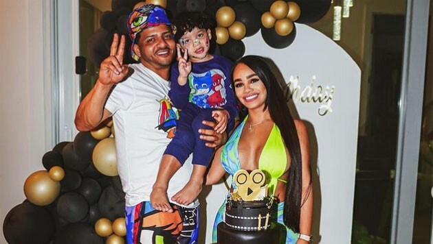 Musikproduzent Flow La Movie mit seiner Partnerin Debbie Von Marie Jiménez Garcia und dem gemeinsamen vierjährigen Sohn Jayden Hernandez (Bild: www.instagram.com/debbiejimenes)