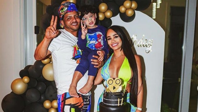 Musikproduzent Flow La Movie mit seiner Partnerin Debbie Von Marie Jiménez Garcia und dem ...