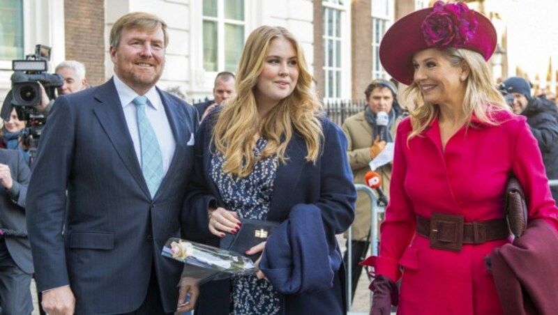 König Willem-Alexander, Kronprinzessin Amalia und Königin Maxima bei der Aufnahme der Prinzessin in den niederländischen Staatsrat zu ihrem 18. Geburtstag. (Bild: APA/Photo by Frank van Beek / ANP / AFP)