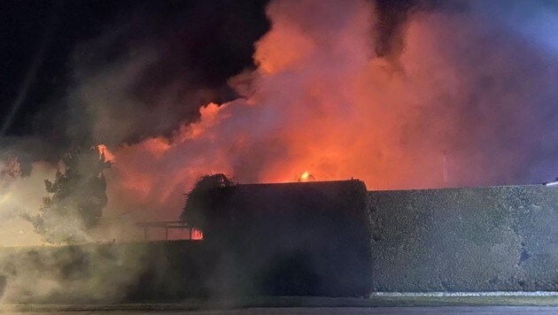 Eine riesige Rauchsäule stieg über dem brennenden Gebäude in Trausdorf auf. (Bild: Bezirksfeuerwehrkommando )