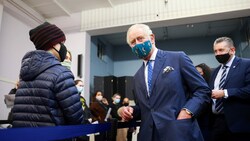 Prinz Charles beim Besuch eines Impfzentrums in Kennington. (Bild: Hannah McKay / PA / picturedesk.com)