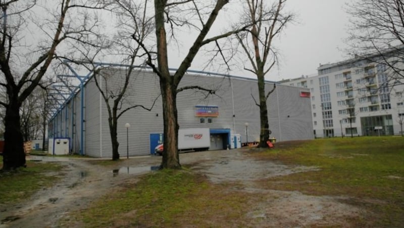 Die bisherige „Sport & Fun Halle“ beim Dusikastadion muss dem neuen Fernbus-Terminal weichen. (Bild: Martin Jöchl)