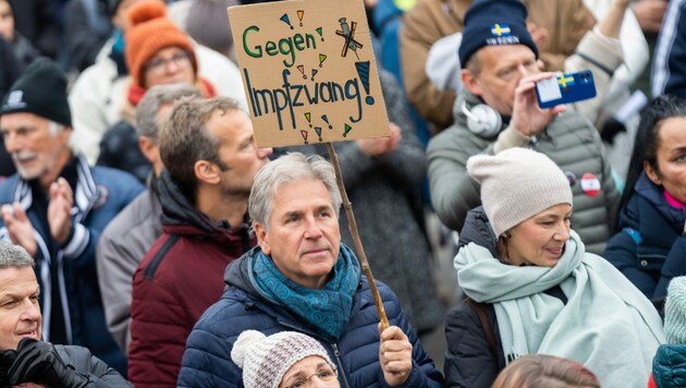 Lautstark auf der Straße, die Gegner der Impfpflicht sind jedoch in der Minderheit. (Bild: APA/GEORG HOCHMUTH)