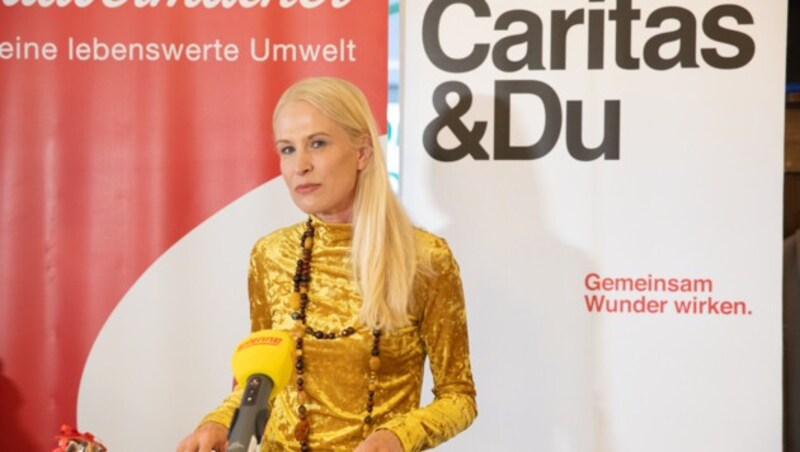 Die Modebloggerin Michaela Krainz shoppt selbst gerne in Second-Hand-Läden: Am liebsten mag sie bunte Teile. (Bild: Saubermacher/Scheriau)