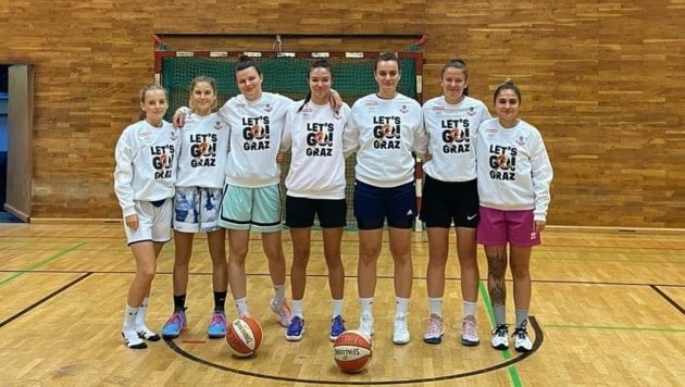 Die Basketball-Girls des UBSC DBBC Graz präsentieren stolz das neue Outfit. (Bild: UBSC DBBC Graz)