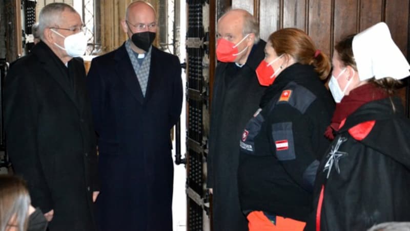 Bundespräsident Alexander Van der Bellen, Dompfarrer Toni Faber und Kardinal Christoph Schönborn (v.l) besuchten am Donnerstag die Corona-Impfstraße im Wiener Stephansdom. (Bild: APA/KATHPRESS/GEORG PULLING)