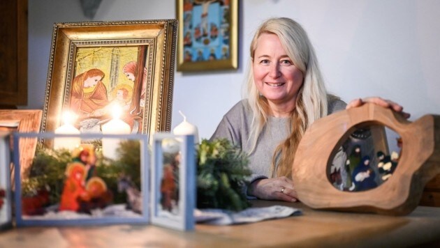 Manuela Eibensteiner (l.), Künstlerin in Freistadt, widmet sich weihnachtlichen Motiven. (Bild: Alexander Schwarzl)