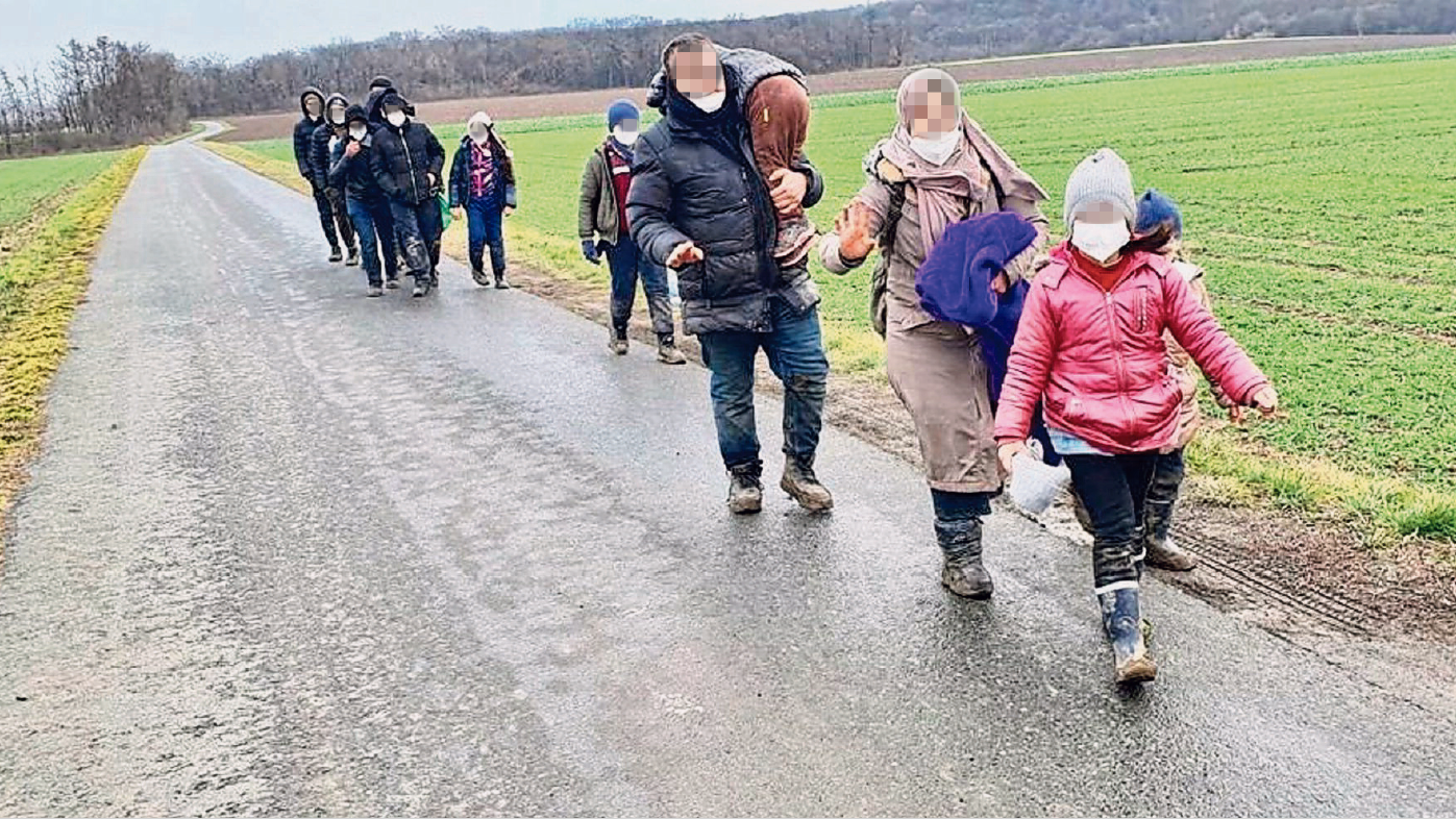 Von Sopronkövesd in Ungarn marschierten viele Eltern mit ihren Kindern nach Nikitsch. (Bild: Christian Schulter)