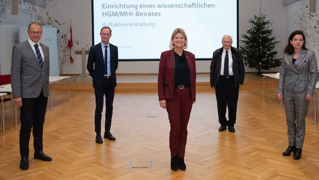 Ministerin Tanner mit Präsidium des wissenschaftlichen Beirates im HGM (Bild: Pusch)