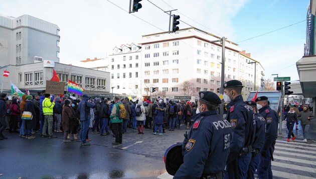 Die Demos gegen die Corona-Maßnahmen prägen aktuell den Grazer Alltag - die Polizei ist jedes Mal mit einem Großaufgebot vor Ort. (Bild: Pail Sepp)