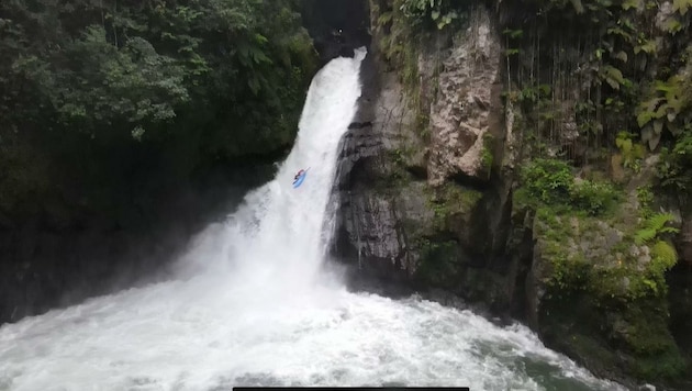 So stürzte sich Mario Leitner den Wasserfall Tomata II im mexikanischen Vera Cruz runter. (Bild: ZVG)