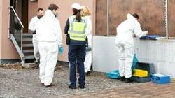 Der Tatort in Hohenems: Die 35-Jährige wollte sich noch aus der Wohnung auf die Straße retten, dort verließen sie ihre Kräfte. Ihr Freund verschanzte sich in der Wohnung. (Bild: Mathis Fotografie)