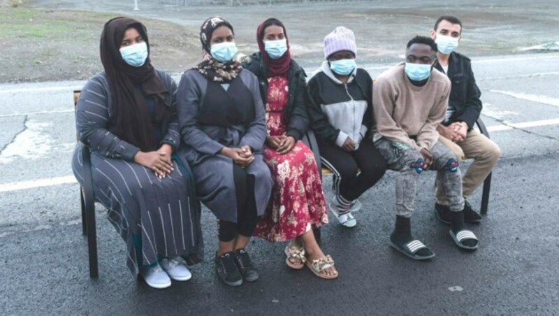 Hinda, Fadoumo, Naima, Grace, Daniel und Issa freuten sich auf ihre Reise. (Bild: Iakovos Hatzistavrou / AFP)