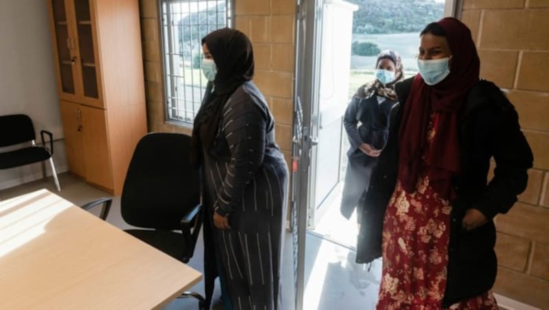 Hinda, Naima und Fadoumo Warsame in Menoyia, Zypern. Sie dürfen ebenfalls nach Rom reisen. (Bild: Iakovos Hatzistavrou / AFP)