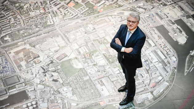 Bürgermeister Luger am Luftbild seiner Stadt (Bild: Alexander Schwarzl)