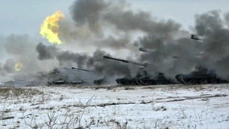 Russische Streitkräfte bei Militärübungen nahe Orenburg im Ural (Bild: AP/Russian Defense Ministry Press Service)