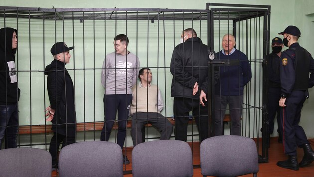 Sergej Tichanowski und andere Regimegegner wurden am Dienstag zu langen Haftstrafen verurteilt. (Bild: AP)