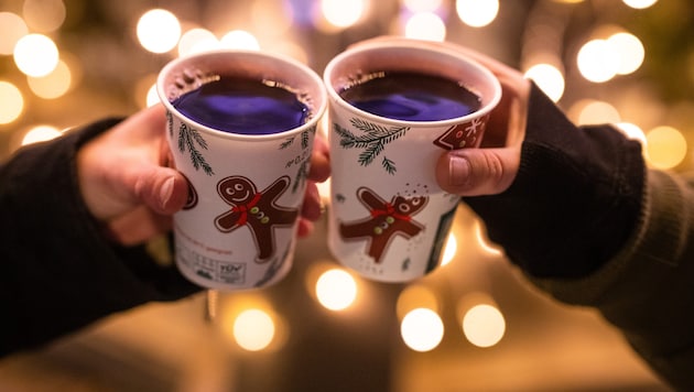 Beim Adventmarkt am Salzachsee setzt man im kleinen Rahmen auch kulinarisch auf Klassiker wie Punsch, Glühwein oder Maroni. (Im Bild: Symbolpunsch) (Bild: APA/DPA/CHRISTOPH SCHMIDT)