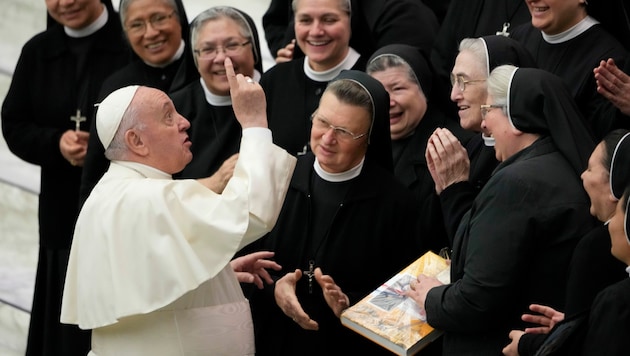 Einige Nonnen gratulieren Papst Franziskus zum 85. Geburtstag. (Bild: AP Photo/Andrew Medichini)