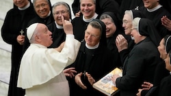 Einige Nonnen gratulieren Papst Franziskus zum 85. Geburtstag. (Bild: AP Photo/Andrew Medichini)