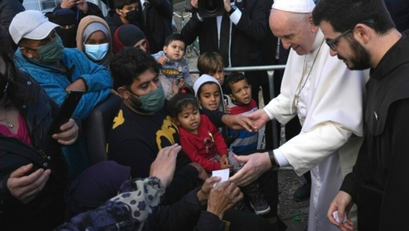 Papst Franziskus mit Flüchtlingen auf Lesbos (Bild: AP Photo/Alessandra Tarantino)