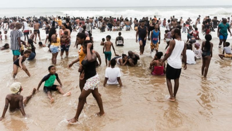 In Durban frönen Menschen ausgelassen der Sommerfrische - trotz Corona. (Bild: AFP/Rajesh Jantilal)