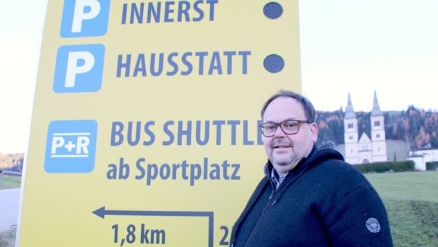 Der Weerberger Bürgermeister Gerhard Angerer bei einer Ampeltafel. (Bild: Gemeinde Weerberg)