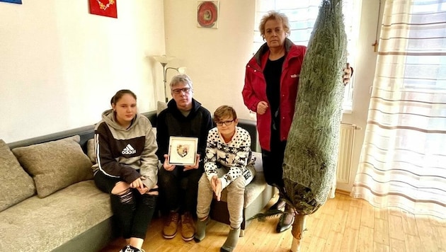 Volkshilfe-Präsidentin Verena Dunst besuchte die Familie in ihrer kleinen Wohnung und brachte einen Christbaum mit. (Bild: Schulter Christian)