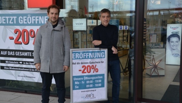 Simon und Thomas Job vor ihrer neu eröffneten Apotheke in Parndorf. (Bild: Charlotte Titz)