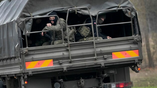 Polnische Soldaten an der Grenze (Bild: AP/Matthias Schrader)