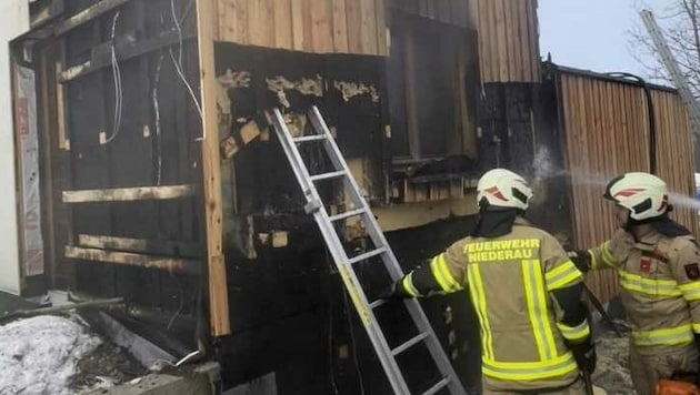 Feuerwehrmänner bei der zerstörten Fassade (Bild: ZOOM.TIROL)