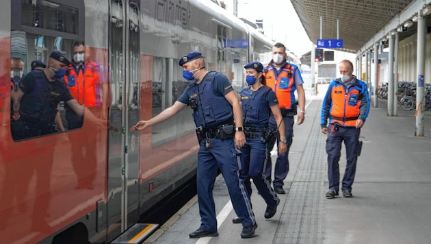 Die Bahnhöfe der Österreichischen Bundesbahnen zählen sogar zu den sichersten in ganz Europa. Personal wird dafür ständig geschult. (Bild: Polizei Kärnten)