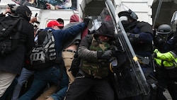 Beim Sturm aufs US-Kapitol Anfang des Jahres hatte der Mann Polizisten angegriffen. (Bild: APA/AFP/Roberto Schmidt)