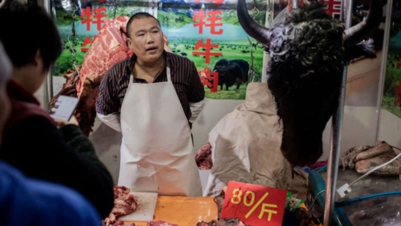 Ein Fleischhändler auf einem Markt in China (Bild: APA/AFP/THEMENBILD)