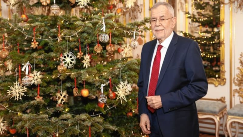 Der Christbaum in der Hofburg stammt heuer aus Breitenbach in Tirol. „Das hat fast etwas Sentimentales“, sagt der Tiroler, Österreicher und Europäer Van der Bellen. (Bild: Peter Tomschi)