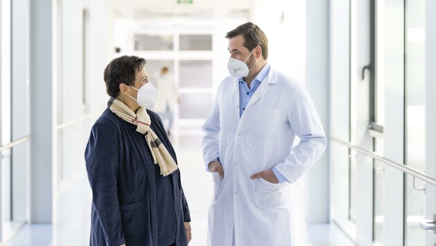 Krebs-Patientin Elisabeth E. mit Primar Clemens Wiesinger (Bild: NIK_FLEISCHMANN)